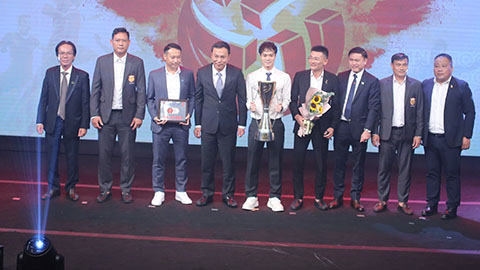 V.League Awards: HLV Vũ Hồng Việt xuất sắc nhất 